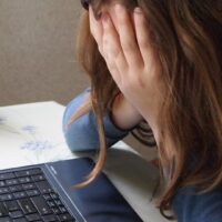 online kwetsend gedrag, online pesten, online kwetsend gedrag , asociaal gedrag, online, pestgedrag, psychische geweld, cyberpesten, pestgedrag, leer te durven, angst