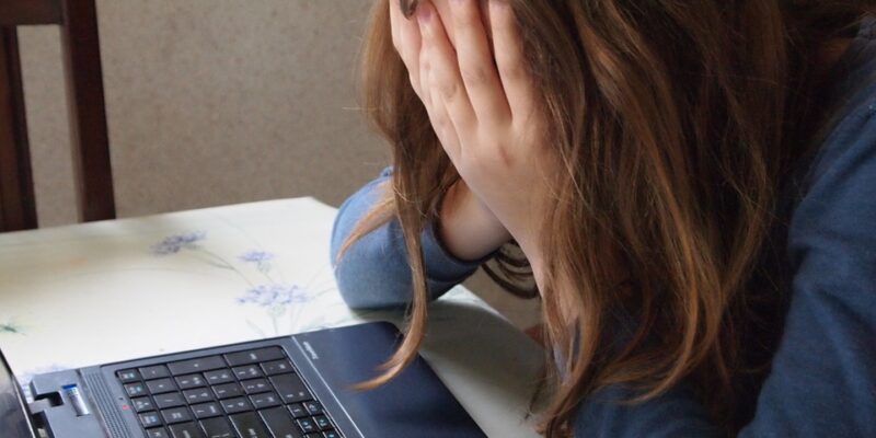 online kwetsend gedrag, online pesten, online kwetsend gedrag , asociaal gedrag, online, pestgedrag, psychische geweld, cyberpesten, pestgedrag, leer te durven, angst